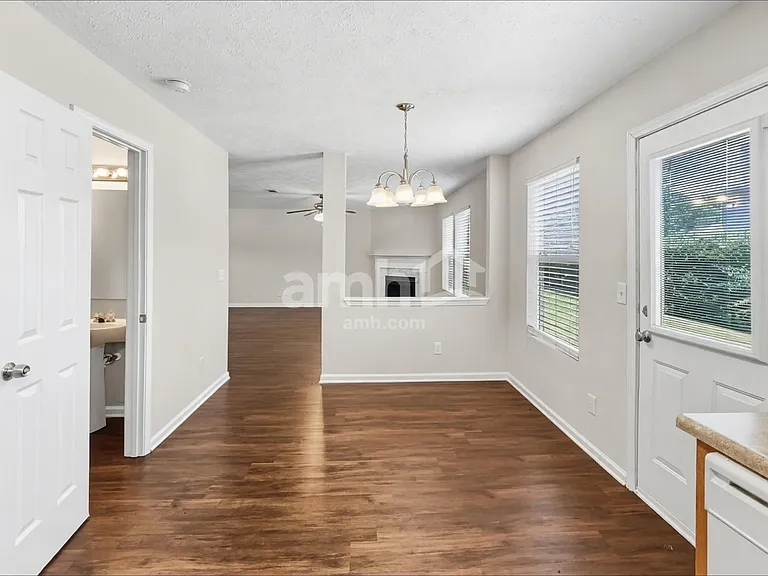 1316 Roxbury Ct — Photo 5