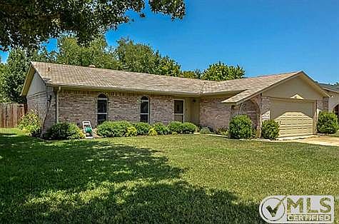 1st image of 612 Cypress Cir