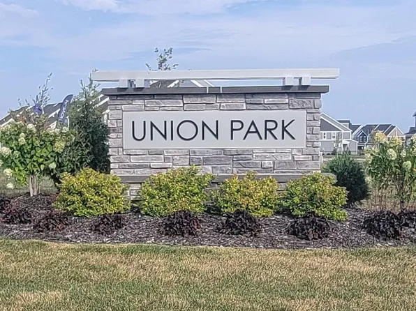 9726 4th St N, Lake Elmo, MN 55042