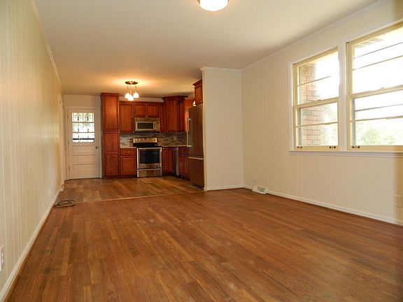 4th image of 2129 Memorial Dr