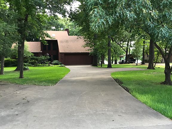Driveway, 2 parking areas