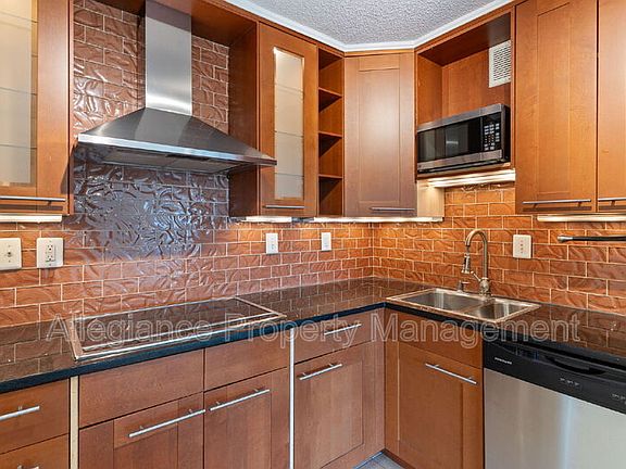 5th image of 203 Yoakum Pkwy APT 1116