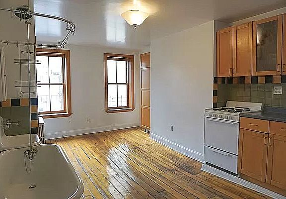 4th image of 116 E 7th St APT 10