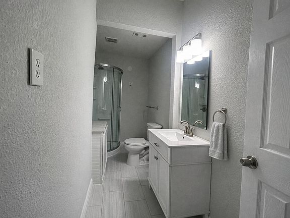 Shared bathroom 1 (downstairs)