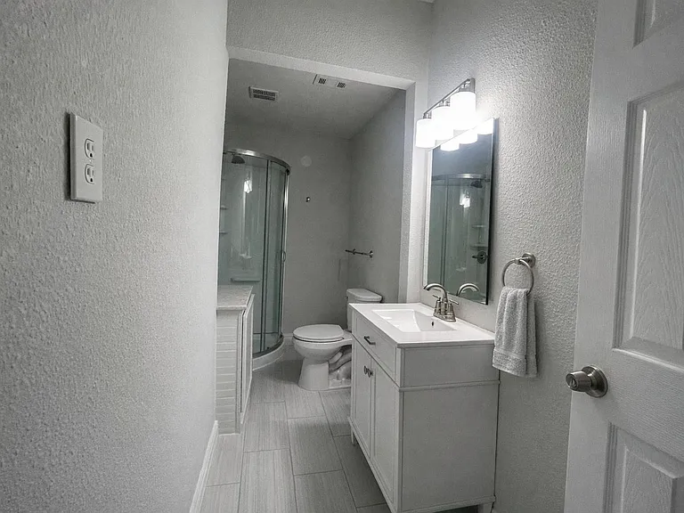 Shared bathroom 1 (downstairs)