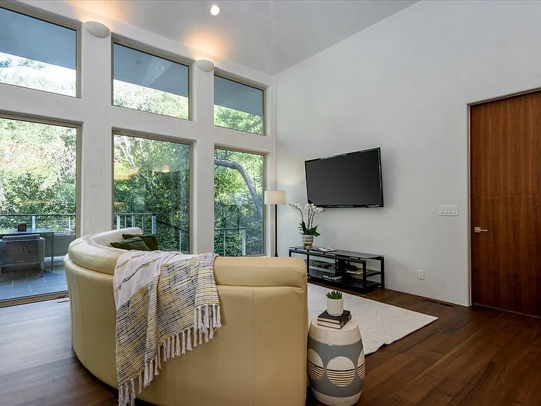 16345 Sanborn Rd — Photo 9