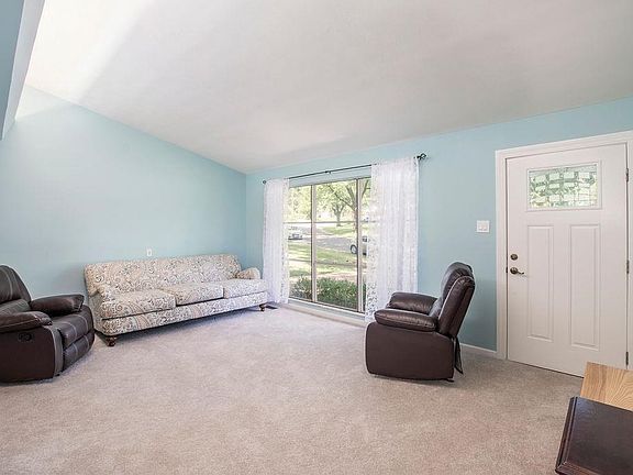 Living room, new carpet and paint
