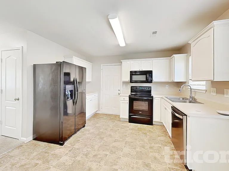 106 Newport Dr — Photo 6