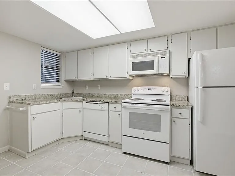 2183 Surrey Ct — Photo 5