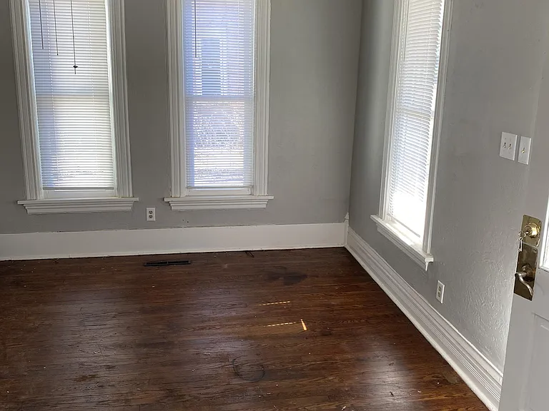 540 8th Ave — Photo 18