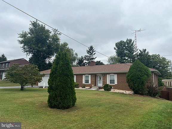 3rd image of 905 Hillcrest Dr