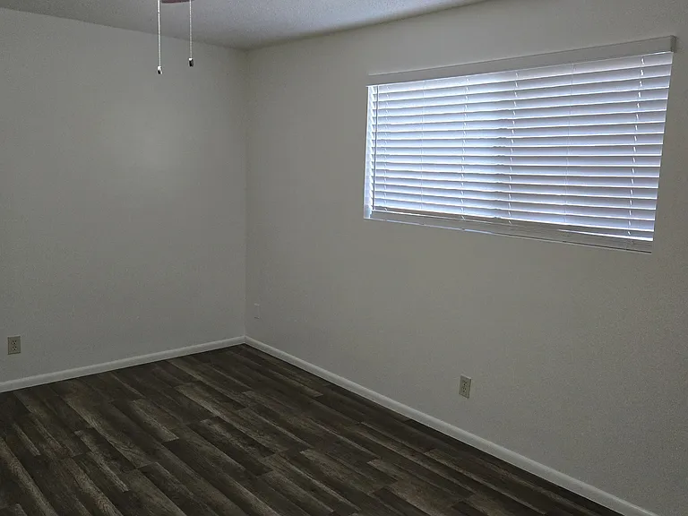 1614 E Clover #B — Photo 6