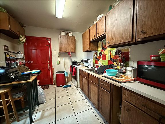2nd image of 303 W Valencia St