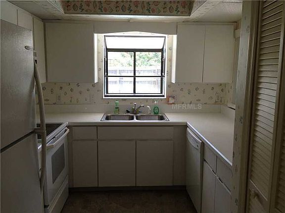 3rd image of 987 Sandle Wood Dr