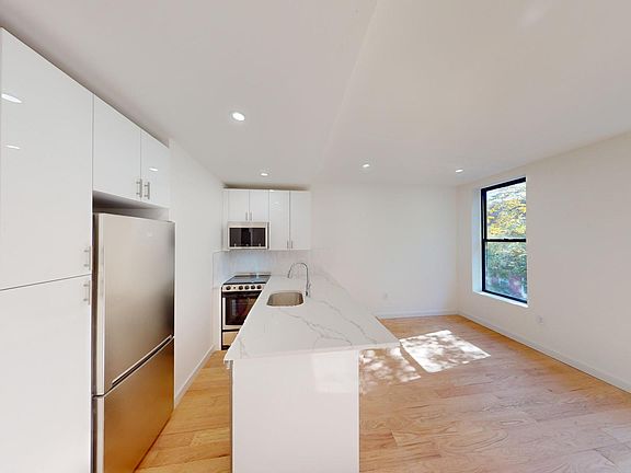 3rd image of 211 E 5th St #15