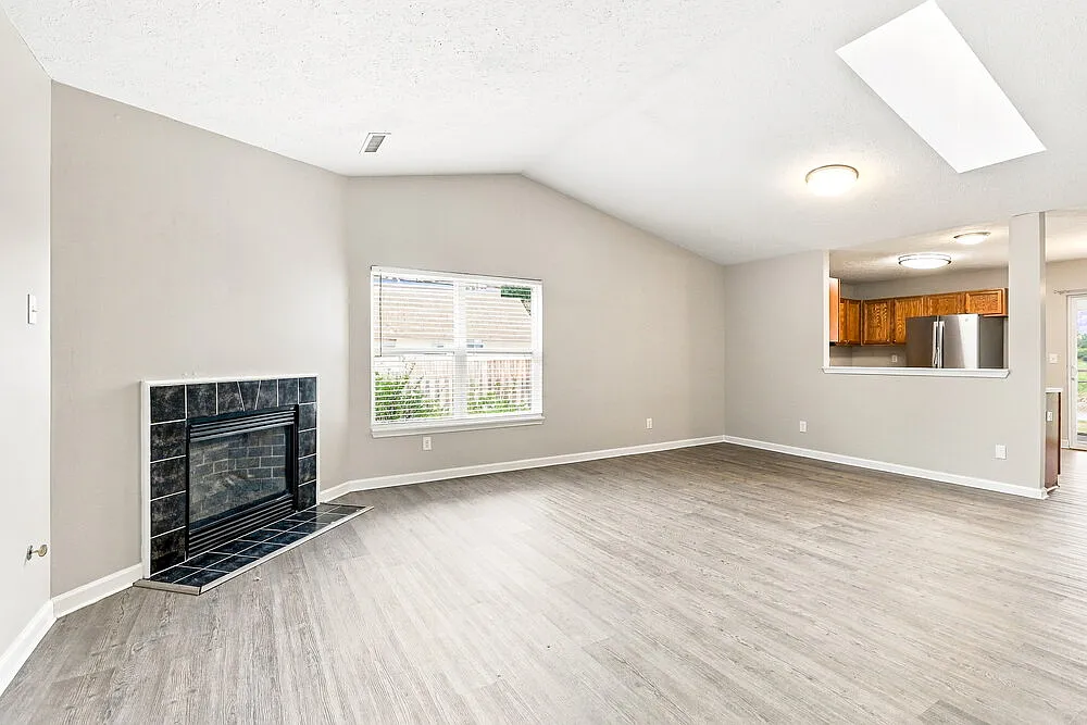 3 bed, 2.0 bath, 1562 sqft, $2,030 — Photo 3