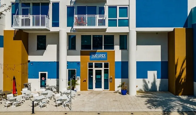 1100 Apex — Photo 12