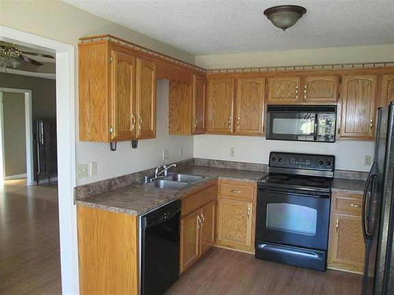 4th image of 94 Meadowbrook Dr