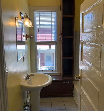 Full bathroom (with bathtub)