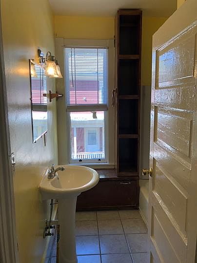 Full bathroom (with bathtub)