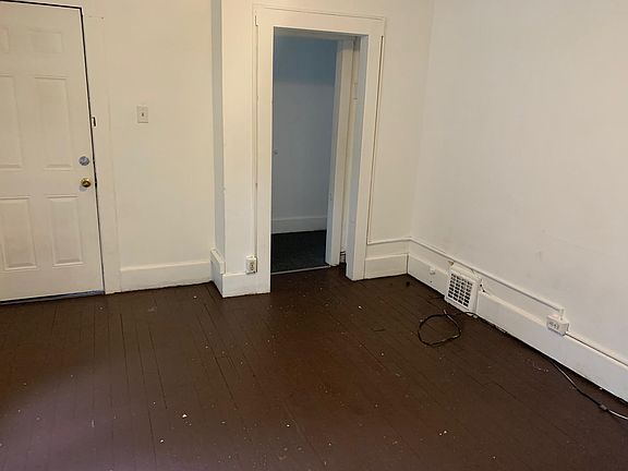 2nd image of 752 Weaver St #B
