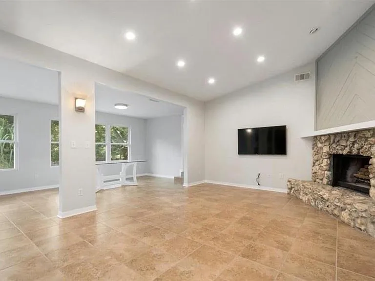 10744 Creek Dr — Photo 2