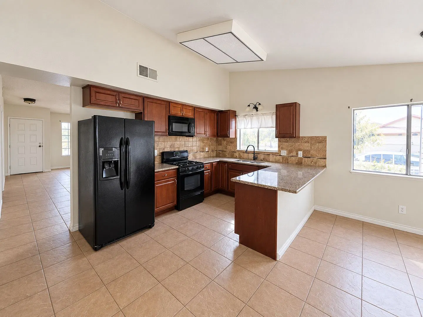 4 bedroom at The Lakes — Photo 4