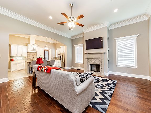 4th image of 415 Dunvegan Ct