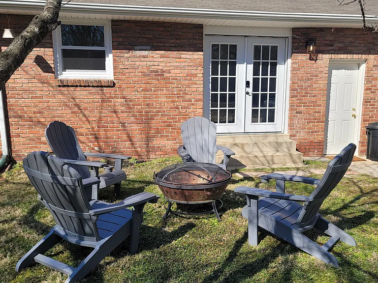 205 Derby Ln — Photo 5