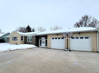 1502 2nd St, Hull, IA 51239