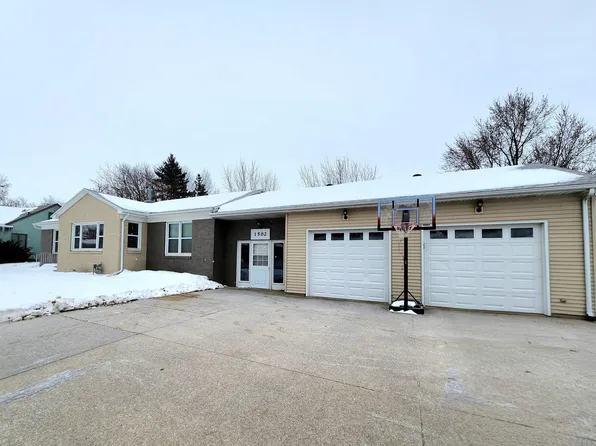 1502 2nd St, Hull, IA 51239