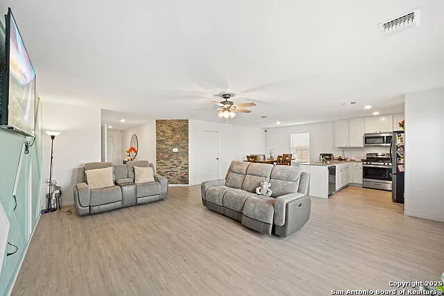 4 bed, 2.5 bath, 1950 sqft, $2,000 — Photo 4