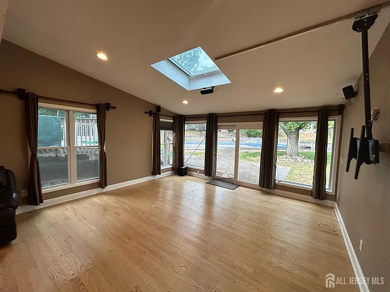 8 Julie Dr — Photo 7