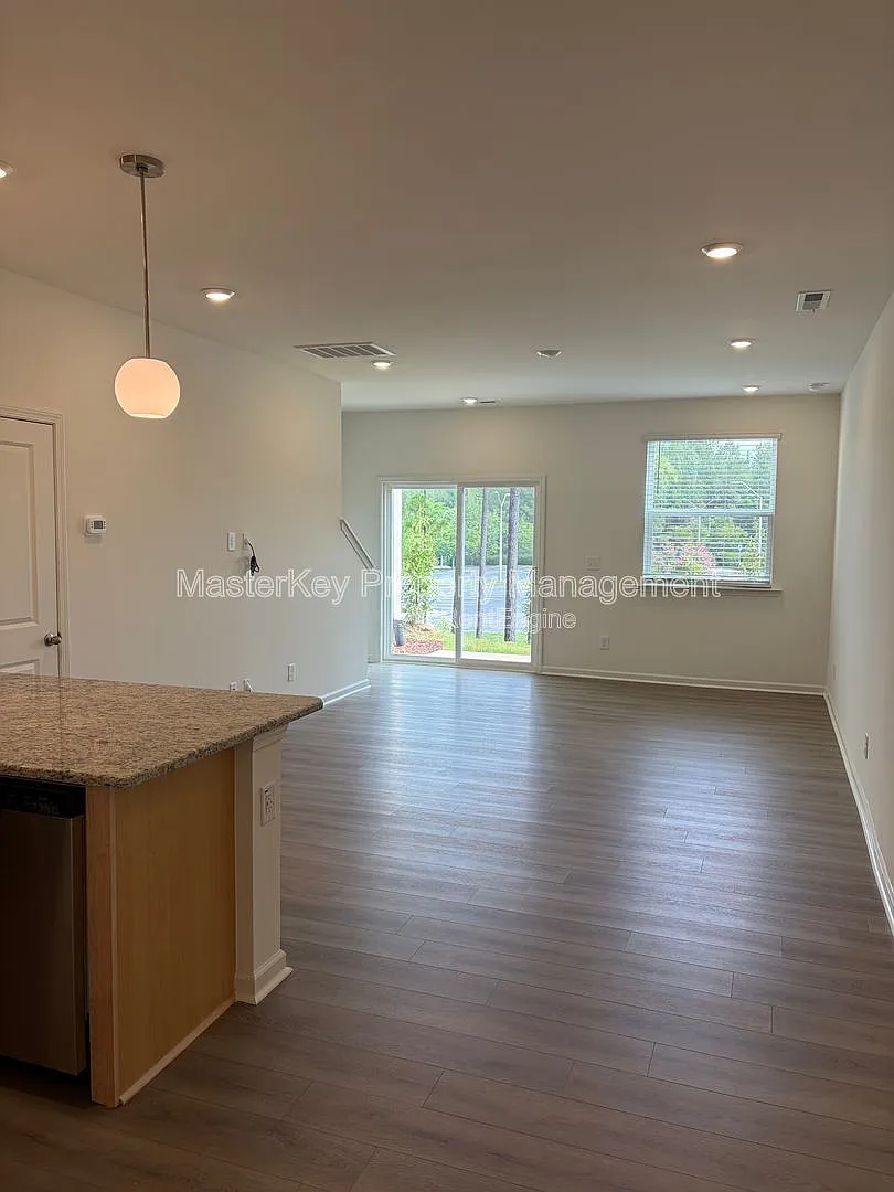 3 bed, 2.5 bath, 1359 sqft, $1,725 — Photo 2