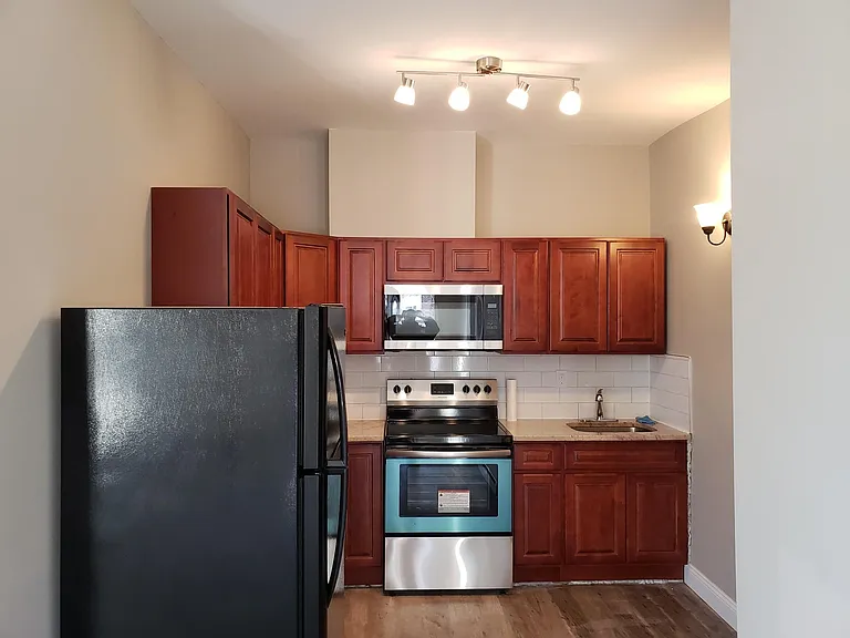 32 King St #14 — Photo 1