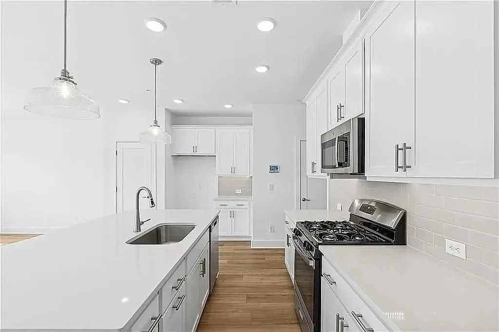 3 bed, 3.0 bath, 1910 sqft, $2,300 — Photo 3