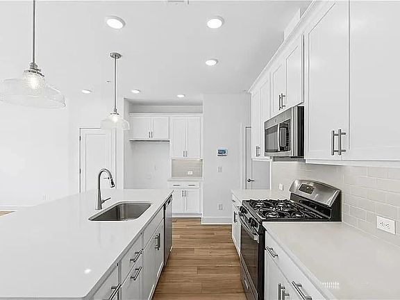 3rd image of 158 Redbud Rd