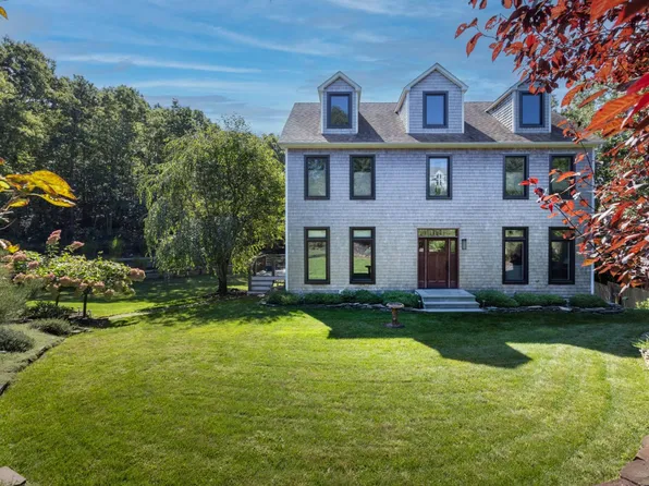 20 Rolling Hill Ct E, Sag Harbor, NY 11963