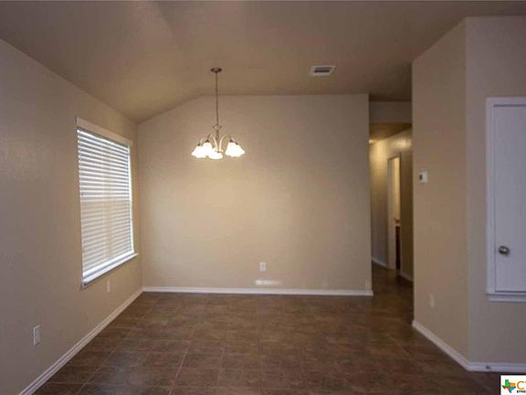 3rd image of 914 Brookview Dr