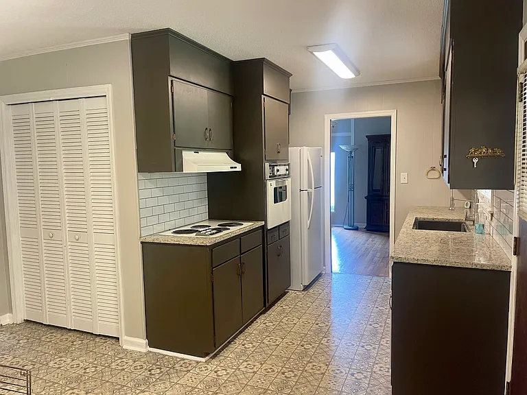 402 E L St — Photo 3