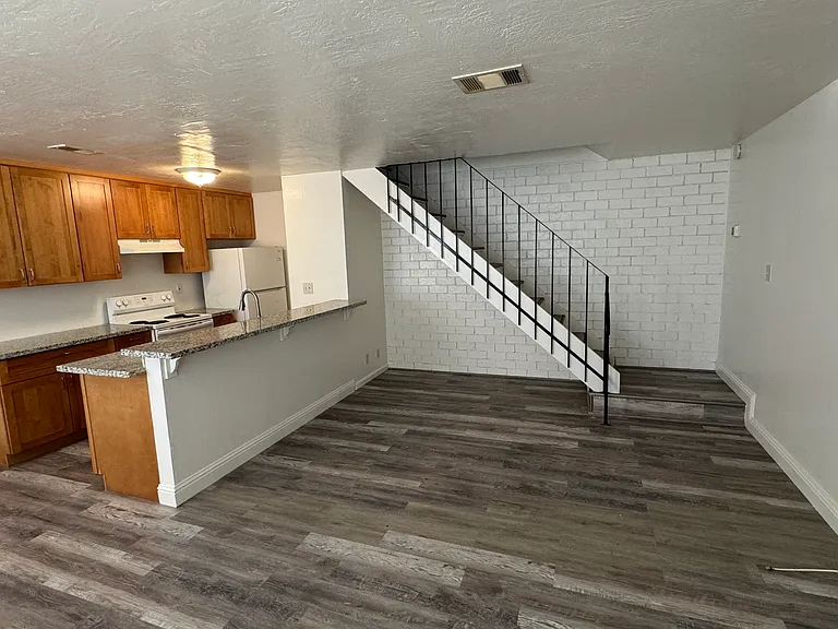 2205 Peppertree Way #2 — Photo 3