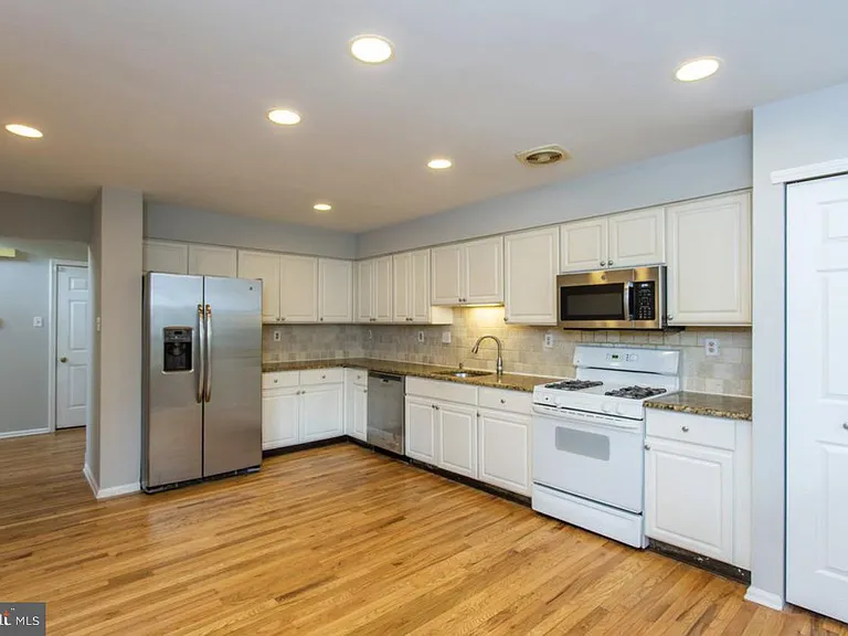 105 Farrington Ct — Photo 4