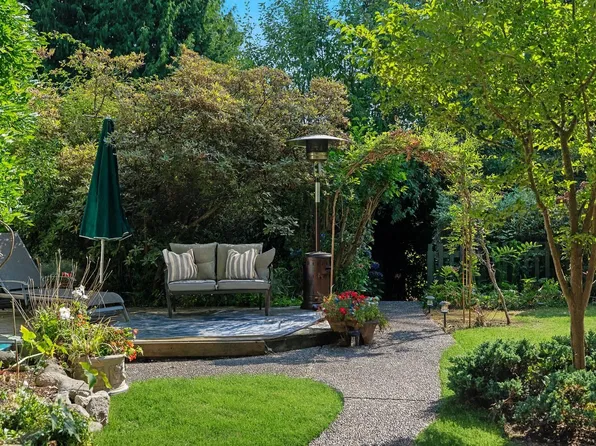 1376 11th St, West Vancouver, BC V7T 2M9