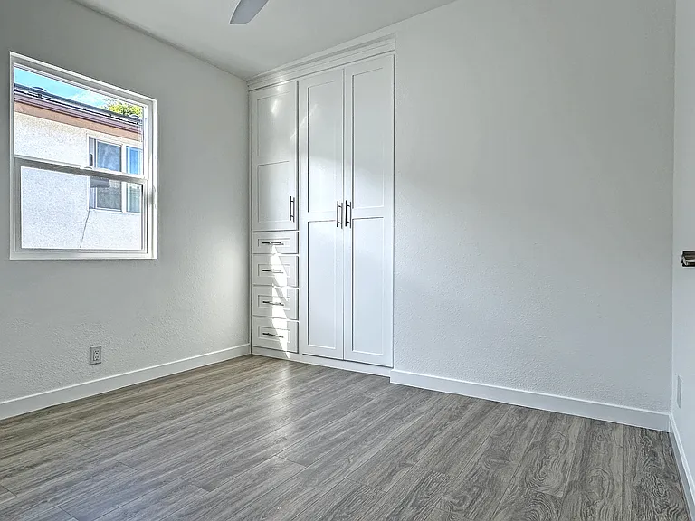 637 E 23rd St #4 — Photo 8