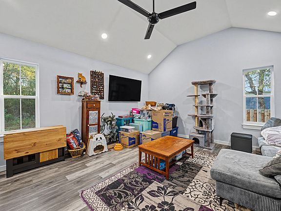 4th image of 255 W Renoir Rd