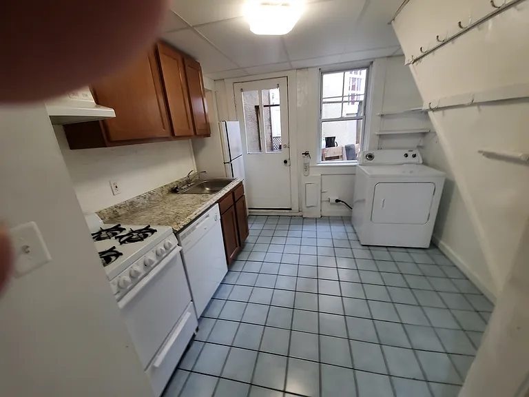 145 King George St — Photo 1