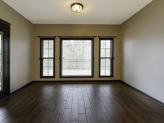 5th image of 265 Dorchester Cir