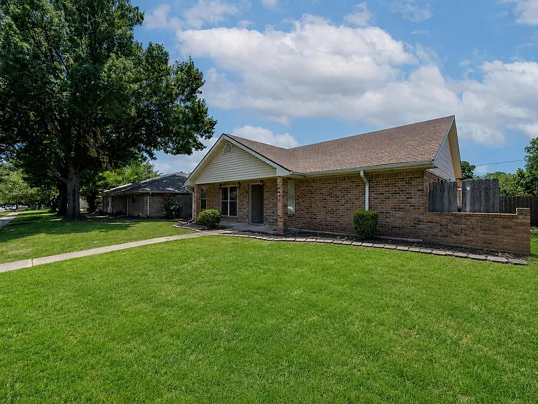 422 Woodhollow Dr — Photo 3