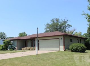 1404 3rd St NW, Hampton, IA 50441