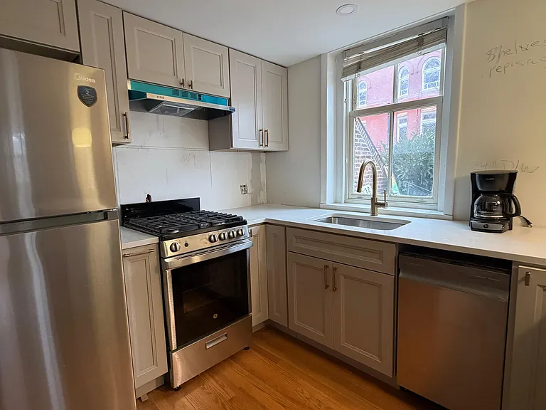 327 4th St SE #A — Photo 12